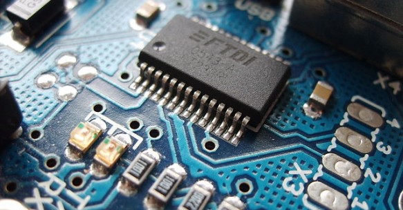 A SMD (surface-mount device) FTDI chip