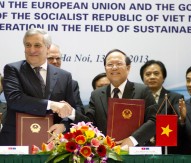 European Vice-president Antonio Tajani and Tuấn Anh, Vietnamese Minister for Culture, Sports and Tourism